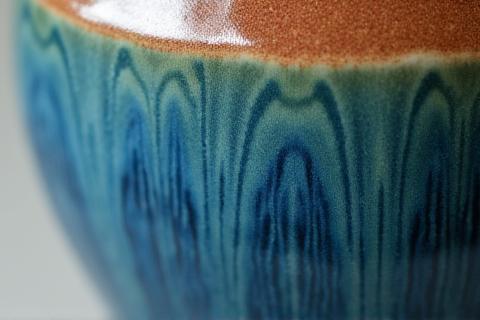 Texture di ceramica artigianale con riflessi blu